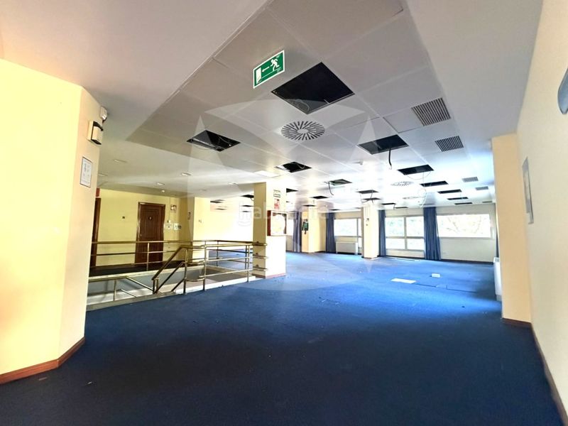 Foto 203e826b-8d8f-421c-9d4b-4abe359a55f1. Alquiler local comercial  oficina de 1750m2 en plaza de portugal en Badajoz