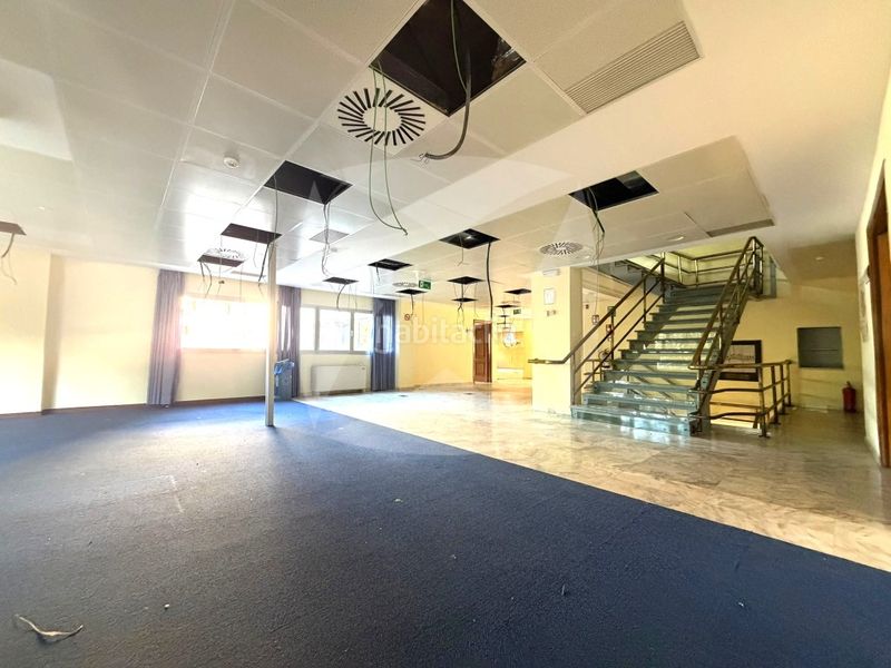 Foto 3dd06fb9-6be1-42a6-a7ec-3aa0a60df87c. Alquiler local comercial  oficina de 1750m2 en plaza de portugal en Badajoz