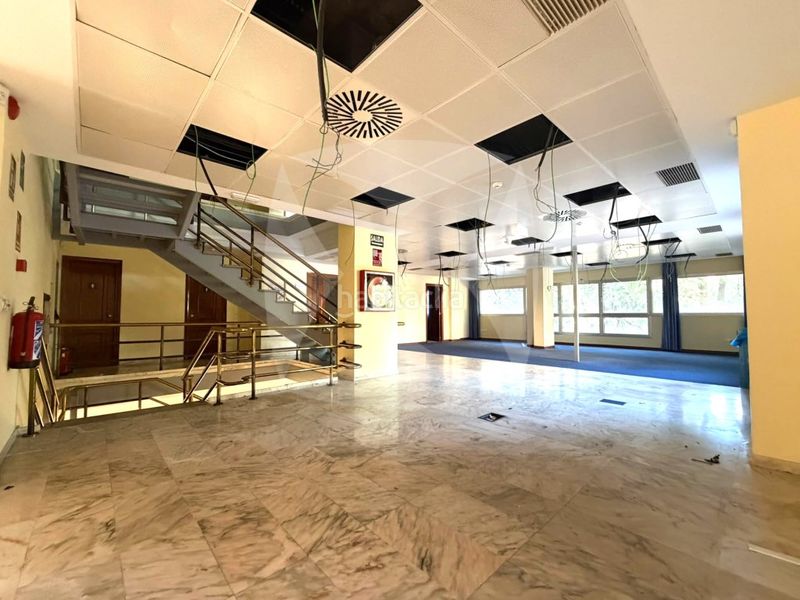 Foto 76e8aa74-3b15-426f-a373-a29b97fba286. Alquiler local comercial  oficina de 1750m2 en plaza de portugal en Badajoz