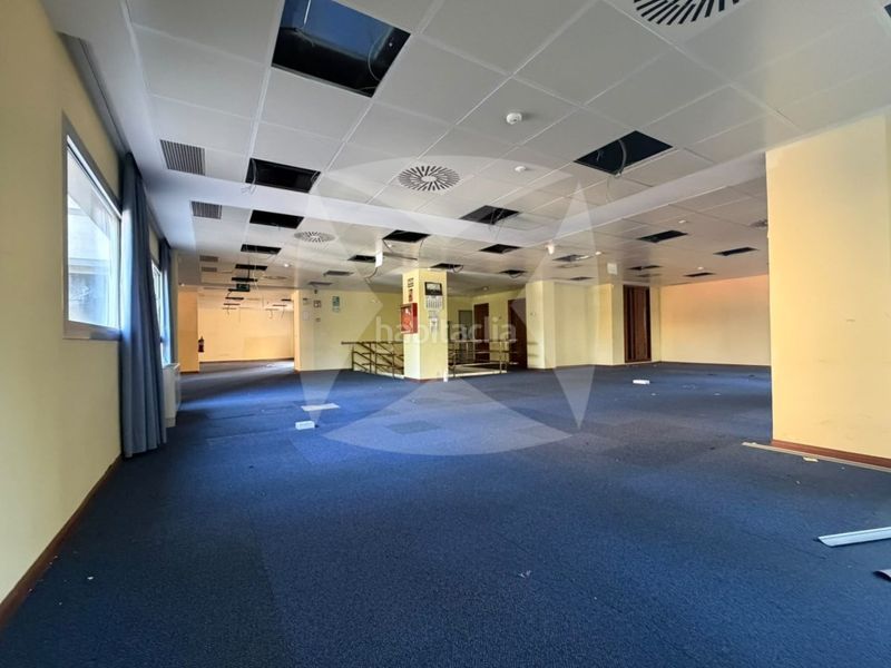 Foto 8a379289-2bca-46bd-b3a3-e148e8aa8153. Alquiler local comercial  oficina de 1750m2 en plaza de portugal en Badajoz