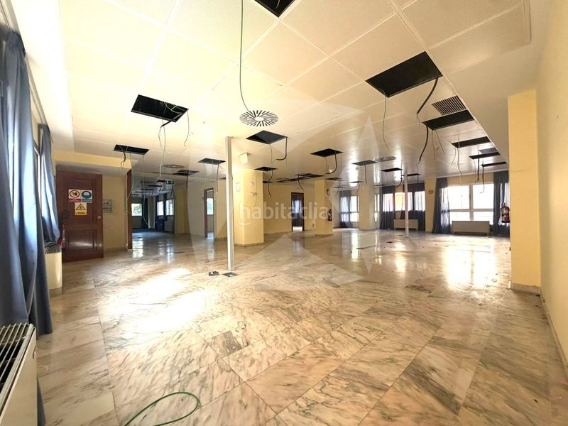 Foto 8f7b7cad-afad-4896-aaf3-0c13aa71d162. Alquiler local comercial  oficina de 1750m2 en plaza de portugal en Badajoz