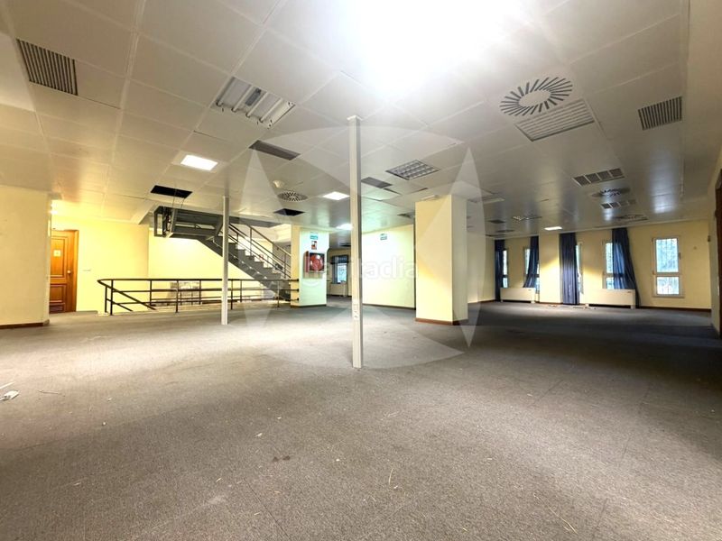 Foto 9c6c7d44-0e5a-4a58-a89a-ea9abd8b3ae9. Alquiler local comercial  oficina de 1750m2 en plaza de portugal en Badajoz