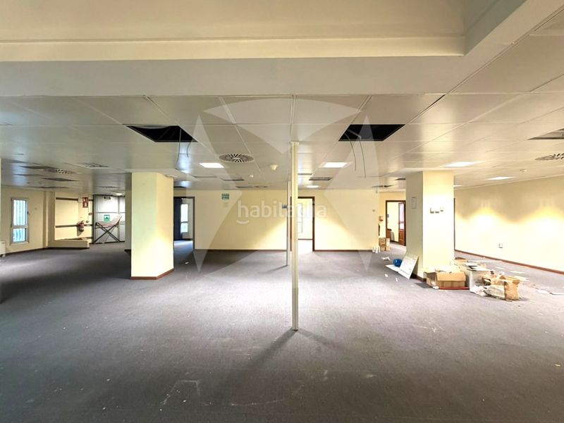 Foto 9f1ada4c-8568-40f5-943d-65b490f3c036. Alquiler local comercial  oficina de 1750m2 en plaza de portugal en Badajoz