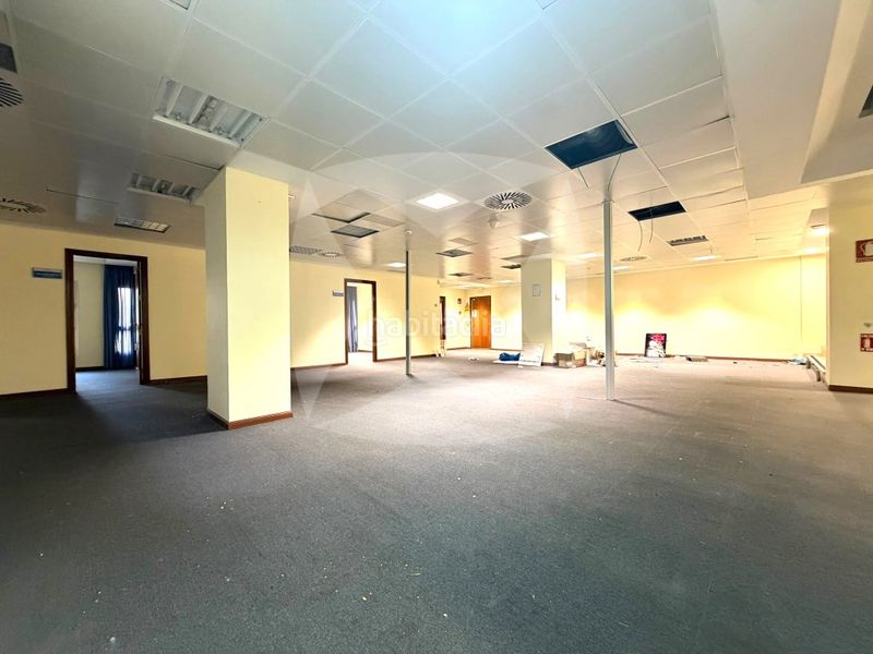 Foto a0fa0907-11c1-410d-b920-583067f1774a. Alquiler local comercial  oficina de 1750m2 en plaza de portugal en Badajoz