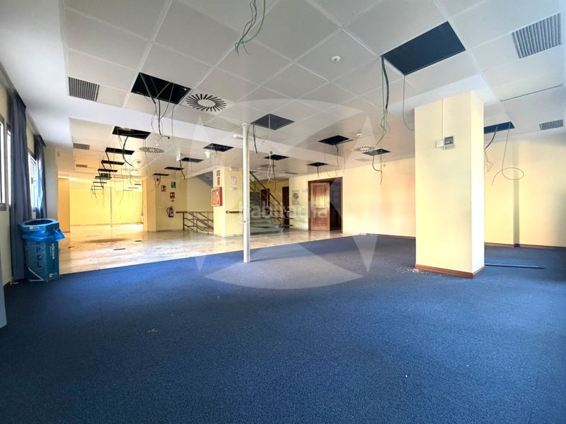 Foto b03cb9a5-5966-45be-88b3-84cfe53cb017. Alquiler local comercial  oficina de 1750m2 en plaza de portugal en Badajoz