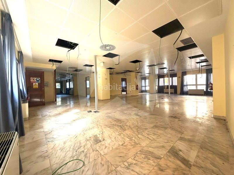 Foto d95f84ff-af32-493d-a2d6-49fb3a9f1c39. Alquiler local comercial  oficina de 1750m2 en plaza de portugal en Badajoz