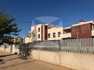 Lloguer Pis  Avenida juan pablo ii. Piso alquiler sin amueblar en las vaguadas con piscina, plaza de