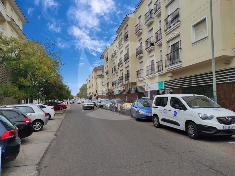 Foto f55ab1a6-0daa-46a5-a50d-035a1f0f7179. Local comercial a Avenida Elvas Badajoz