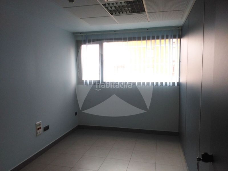 Foto 5772d191-0d0c-4df3-8fdb-7a67c96c3245. Oficina  en venta con despachos y plaza de garaje opcional. zona valdepasillas en Badajoz