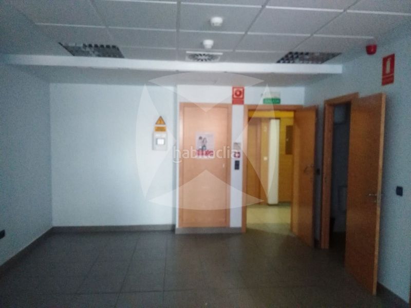 Foto 76b3568d-aa54-4b62-a205-ba48655845a7. Oficina  en venta con despachos y plaza de garaje opcional. zona valdepasillas en Badajoz