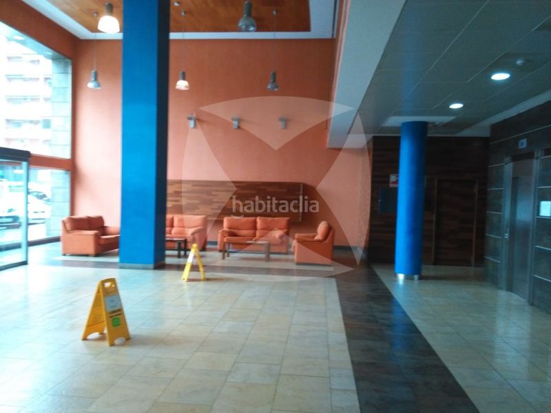 Foto 96b96b6b-5c10-401b-8bcc-a13678390ca9. Oficina  en venta con despachos y plaza de garaje opcional. zona valdepasillas en Badajoz