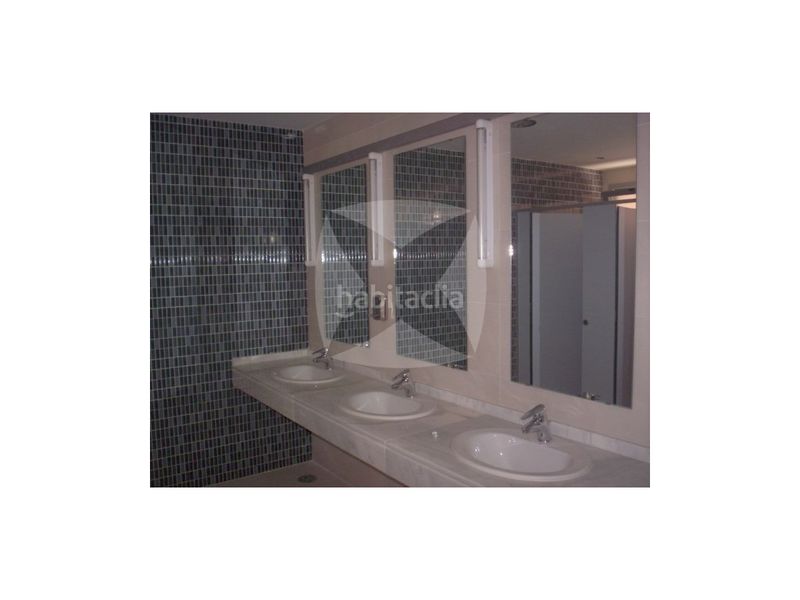 Foto 976ea07f-046c-47e1-bde9-28551506f166. Oficina  en venta con despachos y plaza de garaje opcional. zona valdepasillas en Badajoz