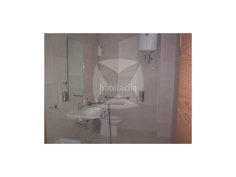 Foto e725fbd1-ce76-43ff-8040-288d53dc0649. Oficina  en venta con despachos y plaza de garaje opcional. zona valdepasillas en Badajoz