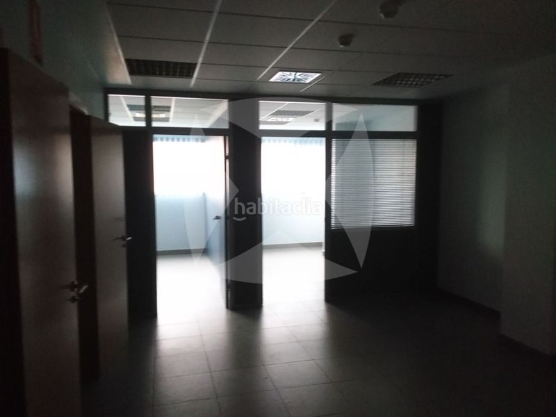 Foto ea7af10c-40ba-4b79-8dc0-08200ce05729. Oficina  en venta con despachos y plaza de garaje opcional. zona valdepasillas en Badajoz