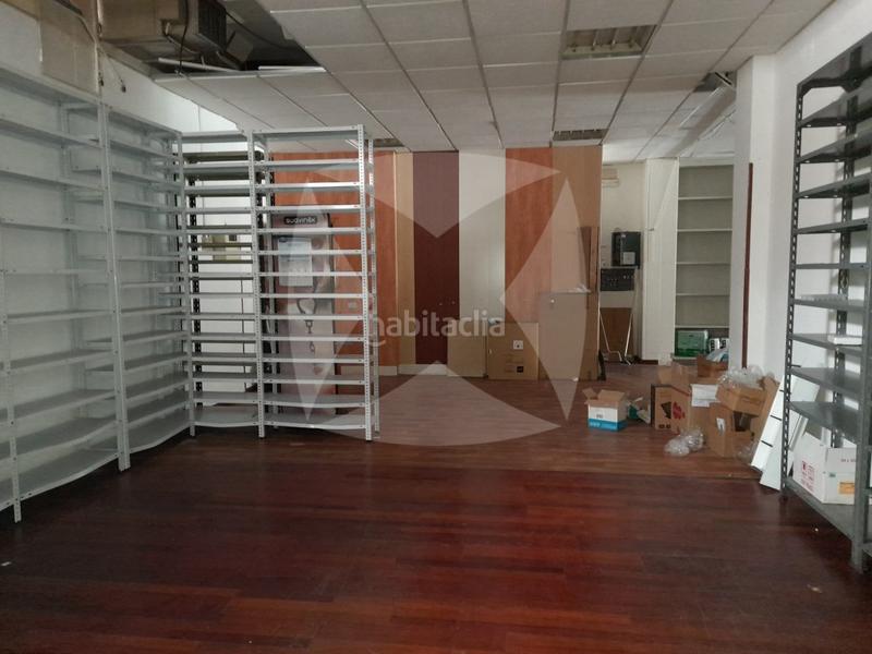 Foto fec448b4-e3a5-46c7-af14-10b3e156c05f. Alquiler local comercial local en pleno centro en Badajoz