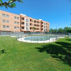 Miete Etagenwohnung in Este. Alquiler de piso de 2 dormitorios en urbanización con piscina