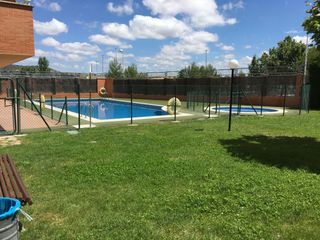 Pis a Oeste. Piso en urbanización privada con piscina y pádel