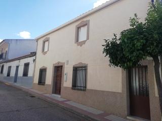 Casa adossada a Albuera (La). Casa en la albuera, con patio y entrada trasera para vehiculos