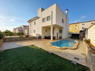 Casa aparellada  Calle amadeo vives. Av elvas con ascensor