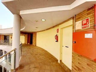 Location Local commercial à Avenida sinforiano madroñero 9. Local de esquina con impresionante terraza