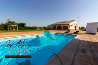 Chalet en Las Vaguadas. Exclusivo chalet con encanto y espacio para vivir a lo grande