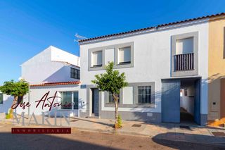 House in Valdelacalzada. Casa adosada dúplex en valdelacalzada con 50m de patio