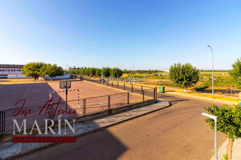 Foto 52d7173f-9814-4111-8132-89c263247b52. Casa amb aparcament a Valdelacalzada