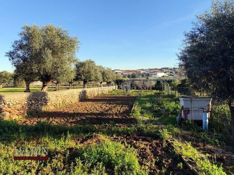 Foto a60dec0d-3627-4b0d-a9af-7e8cd0af7989. Masia amb aparcament a Oeste Mérida