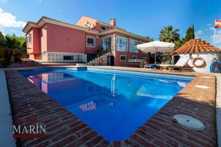 Chalet  Avenida avenida montitos. Espectacular chalet con piscina en ctra. de sevilla  ronda sur