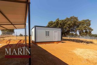 Wohngrundstück in Dehesilla de Calamón - Campomanes. Parcela con casa prefabricada y techado
