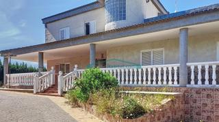 Chalet in Monserrat. Impresionante chalet ubicado en colonia casablanca, en montserra