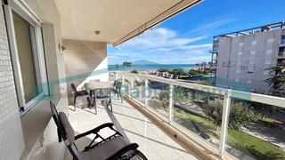 Apartamento en Daimús. Bonito apartamento en primera línea de playa de daimús. con pisc