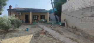 Casa in Castellnovo. Descubre el encanto de este chalet de pueblo con infinitas posib