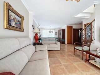 Casa a schiera in Ausias March. Exclusivo chalet adosado con excelentes calidades en zona reside