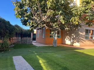 Lloguer Casa adossada a San Antonio de Benagéber. Impresionante chalet adosado situado en urbanización san vicente