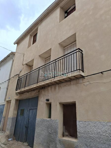 Foto 284c486a-7903-4f8d-8e1d-6e6c6f079436. Haus mit parking in Chera