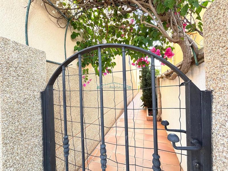 Foto 015d26b8-e93e-4837-aa72-23680ddd2da9. Casa aparellada amb aparcament a Corinto-Almardà Sagunt