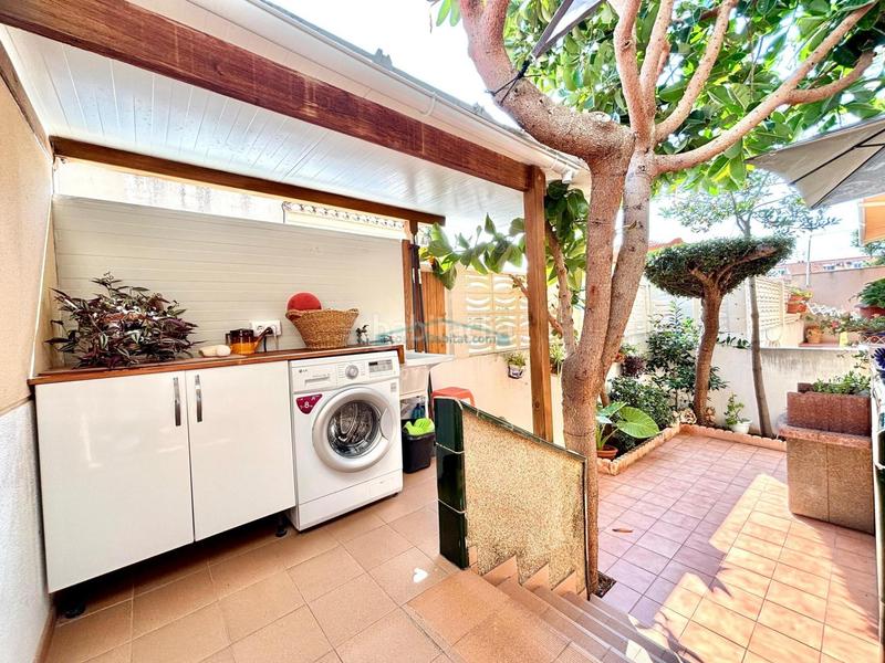 Foto 88d7f596-ae6b-4a01-9c9e-ee8d6c06c379. Casa aparellada amb aparcament a Corinto-Almardà Sagunt