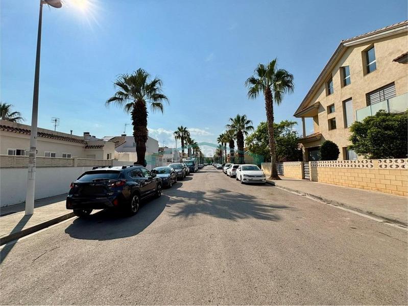 Foto f00d33a7-3286-4b8f-a8e1-79ccc450883e. Casa aparellada amb aparcament a Corinto-Almardà Sagunt