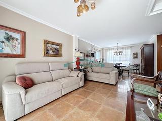 Reihenhaus in Ausias March. Exclusivo chalet adosado con excelentes calidades en zona reside