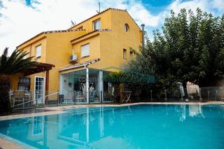 Xalet a Núcleo Urbano. Chalet adosado con piscina y espacios para toda la familia en la
