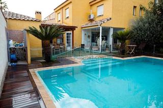 Chalet en Núcleo Urbano. Chalet adosado con piscina y espacios para toda la familia en la
