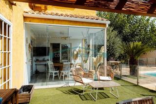 Xalet a Núcleo Urbano. Chalet adosado con piscina y espacios para toda la familia en la