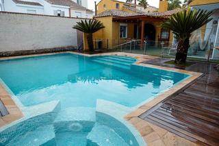 Chalet in Núcleo Urbano. Chalet adosado con piscina y espacios para toda la familia en la