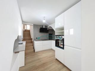 Casa adossada a Pedralba. Preciosa casa con reforma integral a estrenar ubicada en el cent