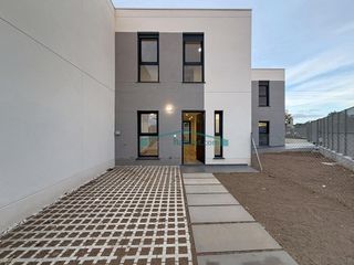 Lloguer Casa adossada a San Antonio de Benagéber. Oportunidad única chalet adosado de obra nueva 2025 en san anton