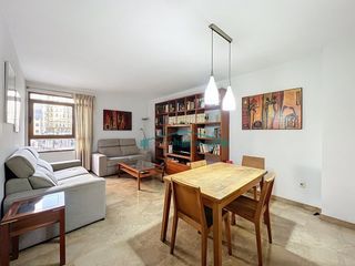 Flat in El Pilar. Exclusiva vivienda con terraza y excelentes zonas comunes junto