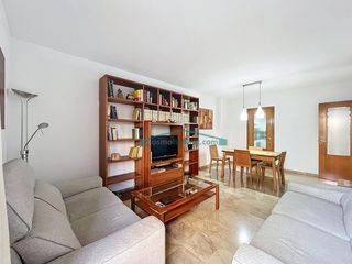Etagenwohnung in El Pilar. Exclusiva vivienda con terraza y excelentes zonas comunes junto