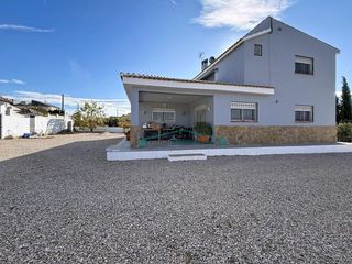Chalet in Pedralba. Chalet amplio con parcela y piscina en nuda propiedad en pedralb