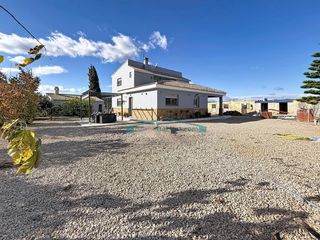 Chalet in Pedralba. Chalet amplio con parcela y piscina en nuda propiedad en pedralb